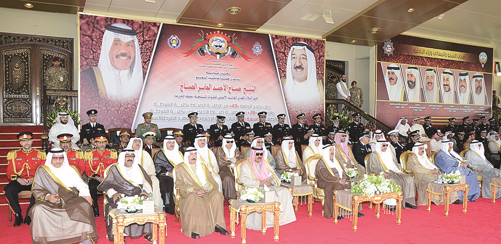 سمو الأمير متوسطا سمو ولي العهد ورئيس مجلس الأمة وكبار حضور الحفل