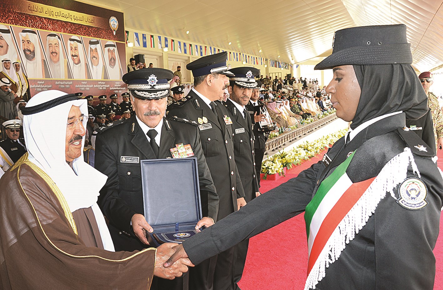 تكريم إحدى الخريجات