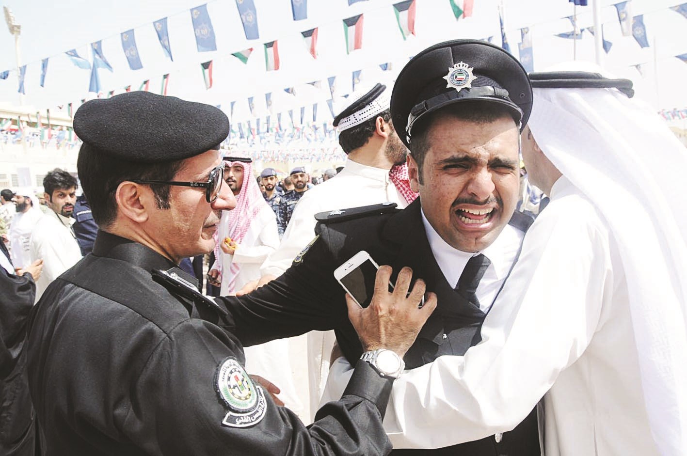 الملازم راكان العجمي متفاعلاً مع لحظة التخرّج