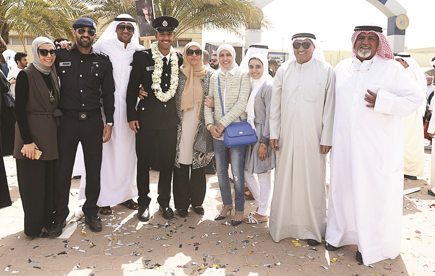 الملازم علي أحمد خلف مع ذويه