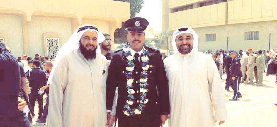 الملازم خالد يتوسّط والده العميد المتقاعد وليد اليحيوح والمقدم سعود اليحيوح