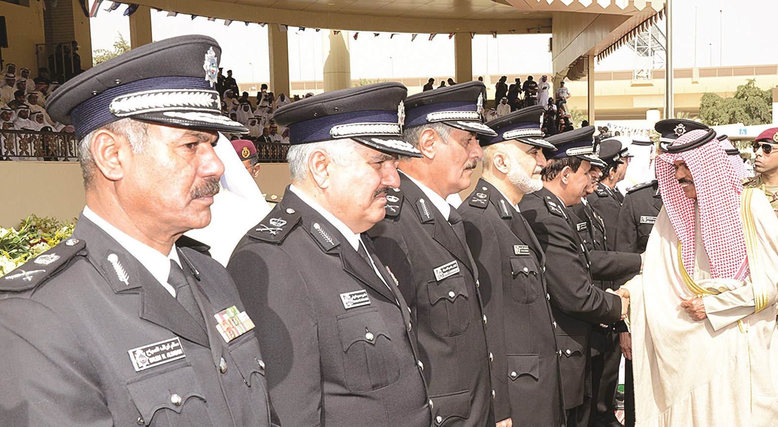 سمو ولي العهد يصافح قيادات وزارة الداخلية