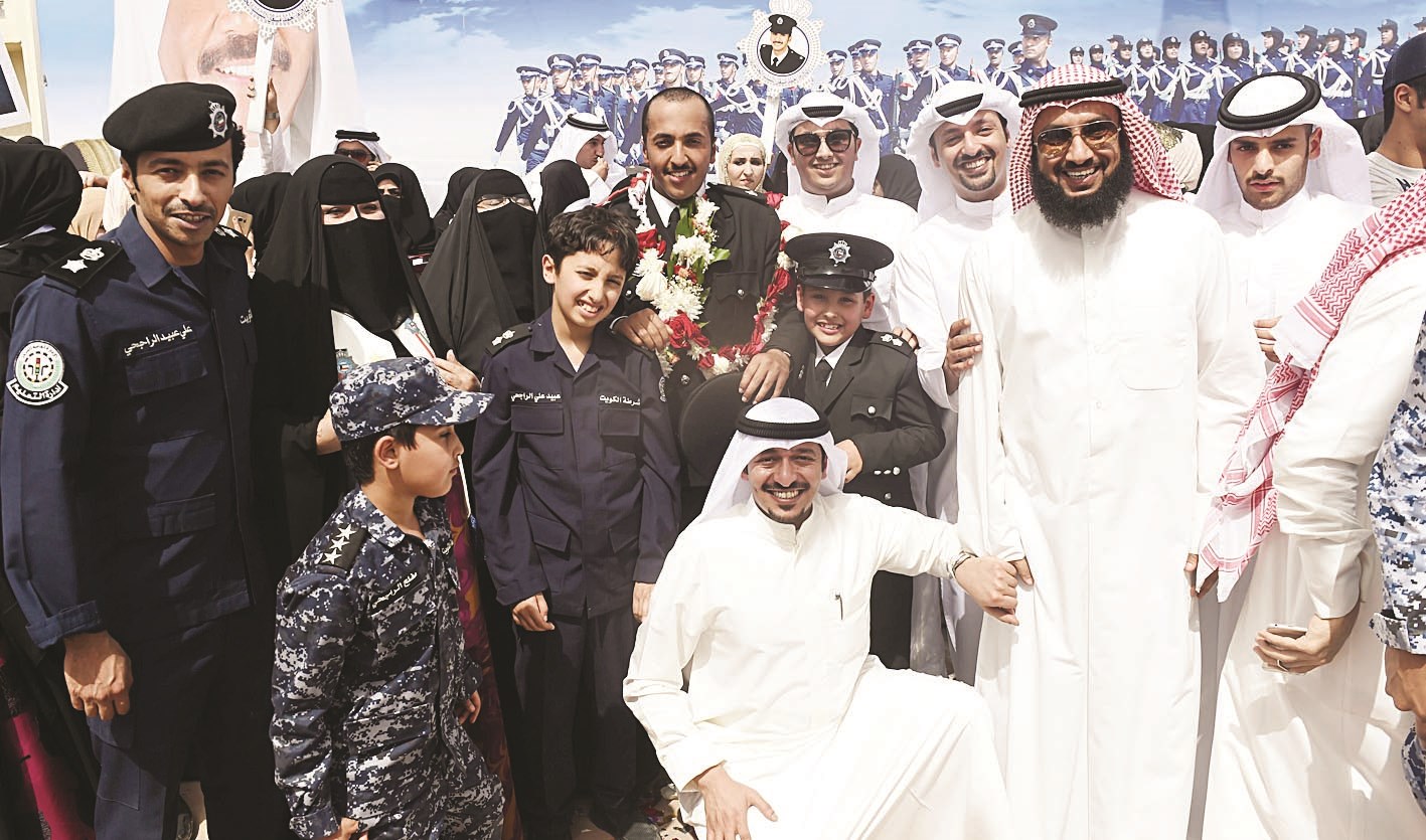 صغار وكبار يرتدون «الزي» احتفاء بتخرج أحد أفراد أسرتهم