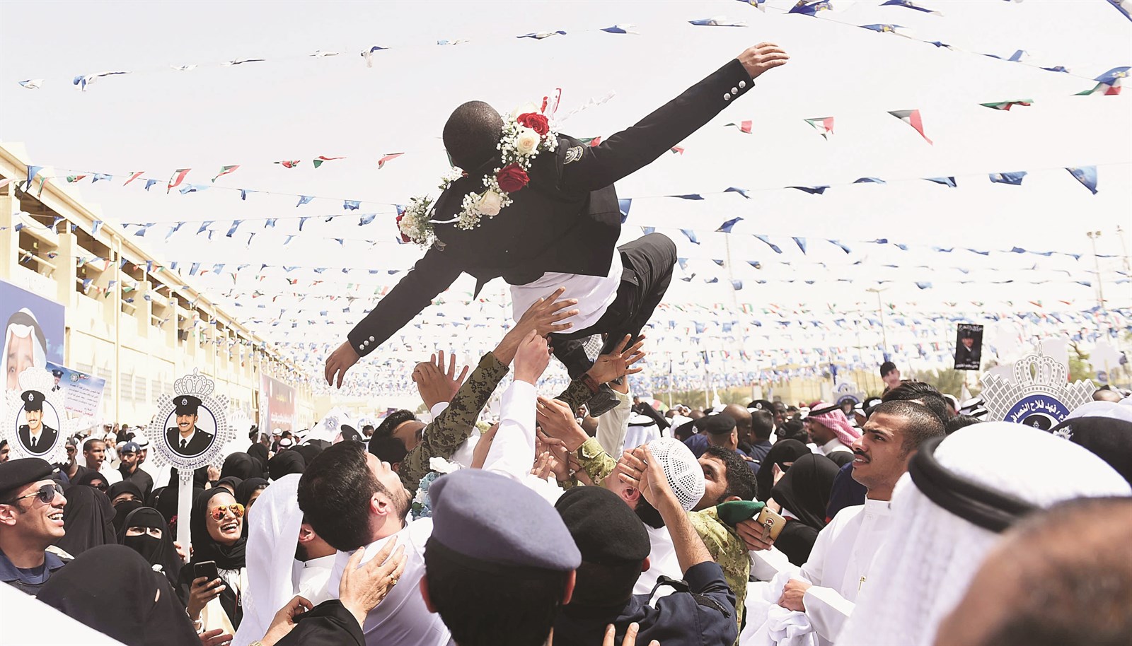 أصدقاء يحتفلون بتخرج صديقهم