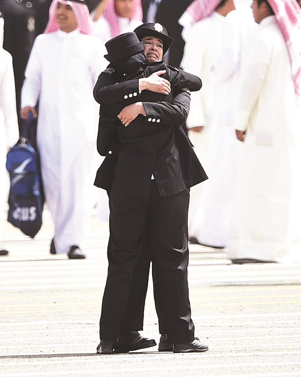 خريجّتان تتبادلان التهنئة