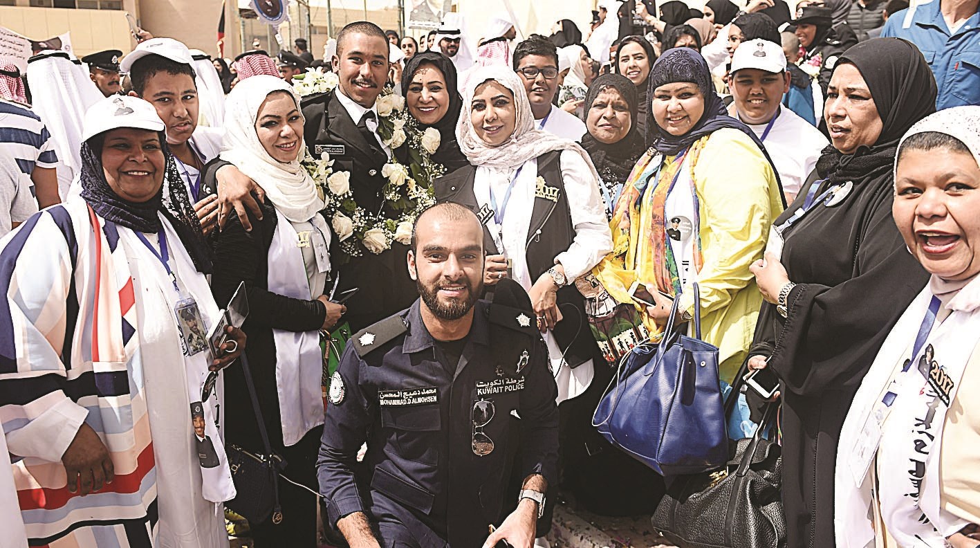 خريجّان يحتفلان مع أسرتيهما