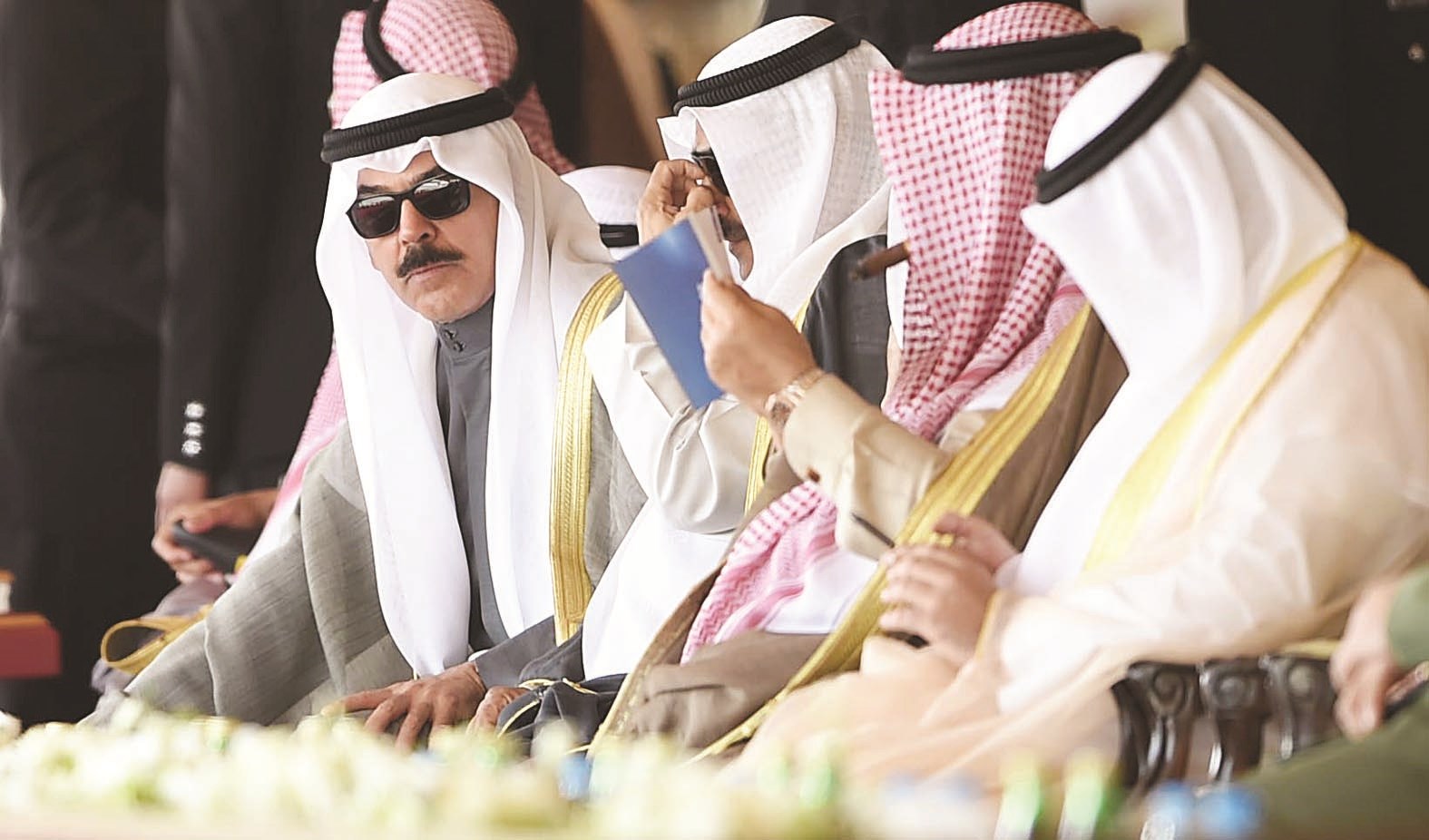 محمد الخالد مع عدد من كبار الحضور خلال الحفل