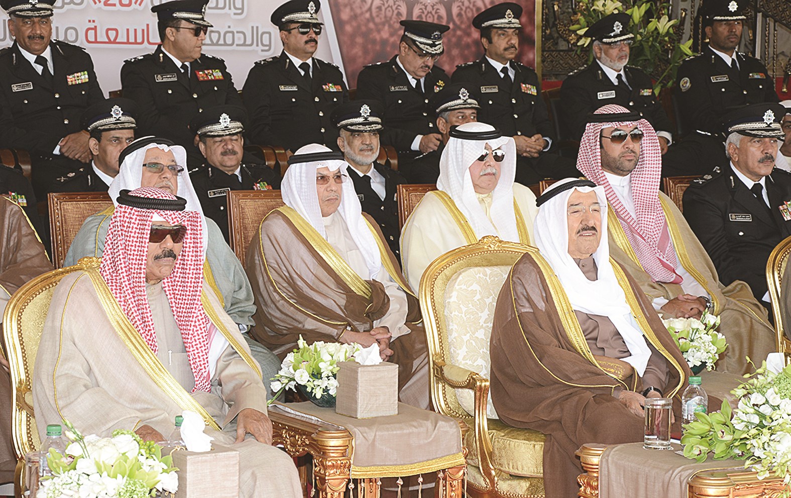 سمو الأمير وسمو ولي العهد ويبدو الشيخ علي الجراح والشيخ خالد الجراح وسليمان الفهد