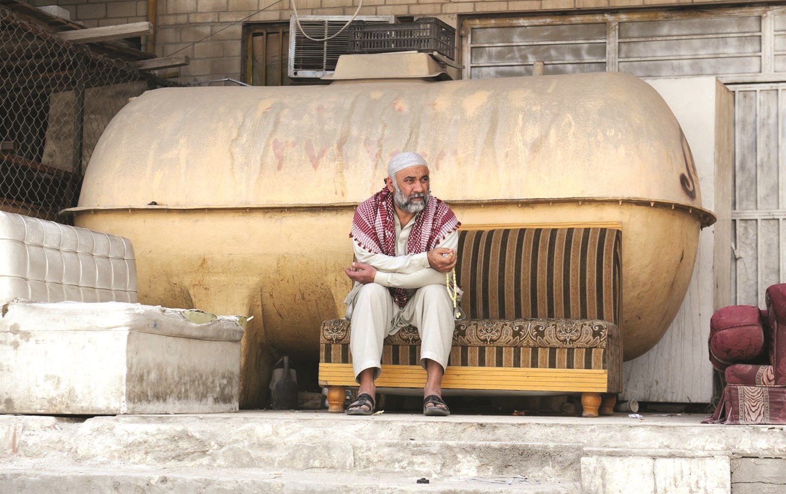 يتابع من على كنبته مشاهد الكرّ والفرّ بين اللجنة الثلاثية والمخالفين