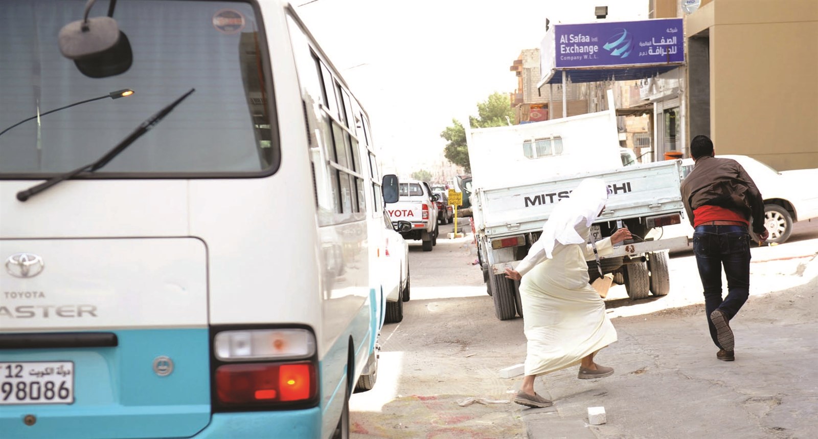 u0639u0627u0645u0644 u064au062du0627u0648u0644 u0627u0644u0641u0631u0627u0631 u0645u0646 u0645u0641u062au0634 u0627u0644u0642u0648u0649 u0627u0644u0639u0627u0645u0644u0629 (u062au0635u0648u064au0631 u0633u0639u0648u062f u0633u0627u0644u0645)