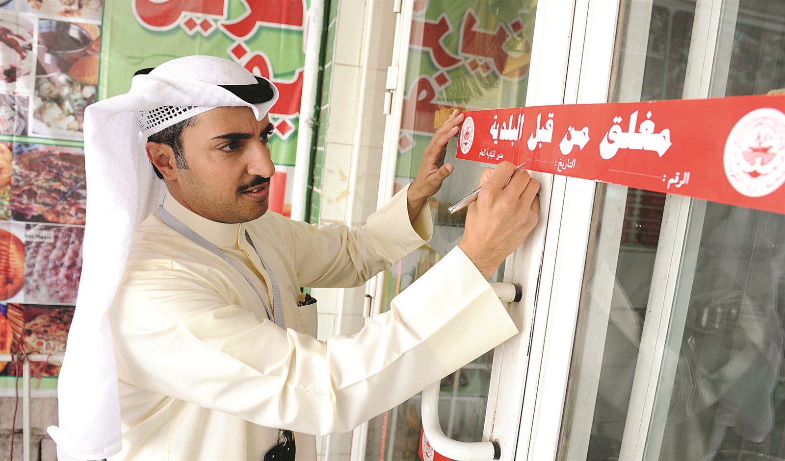 البلدية تغلق محلاً مخالفاً