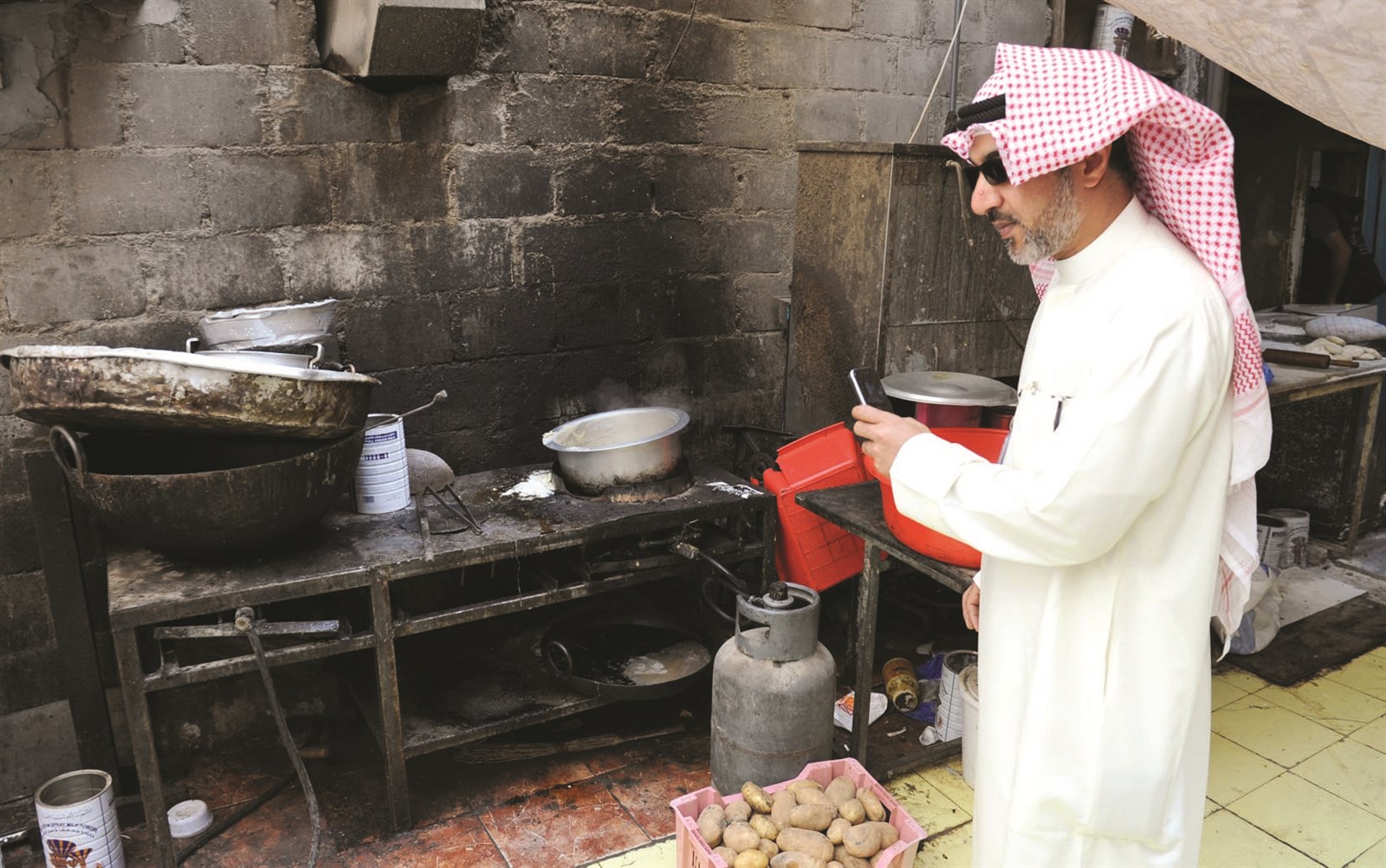 فيصل الحافظ يوثّق المخالفات بهاتفه