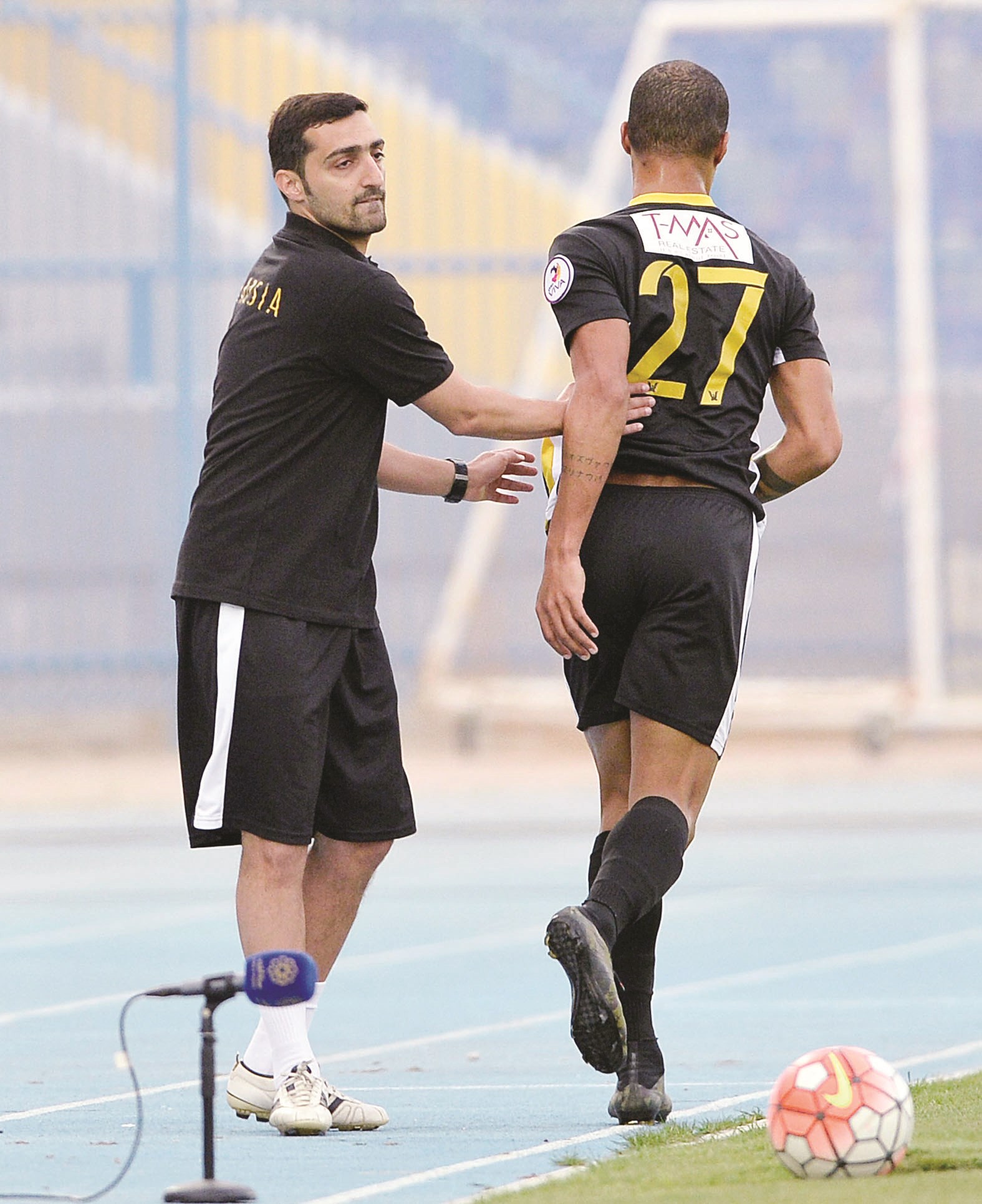 u0645u0633u0627u0639u062f u0627u0644u0645u062fu0631u0628 u0637u0627u0631u0642 u0627u0644u062eu0644u064au0641u064a... u0641u064a u0645u0647u0645u062au0647 u0627u0644u0623u0648u0644u0649 u0645u0639 u0627u0644u0642u0627u062fu0633u064au0629 (u0627u0644u0623u0632u0631u0642 u062fu0648u062a u0643u0648u0645)