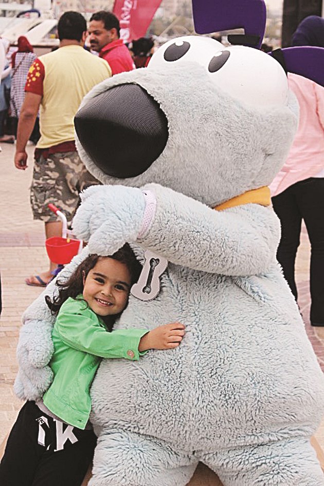 طفلة مع شخصية كرتونية
