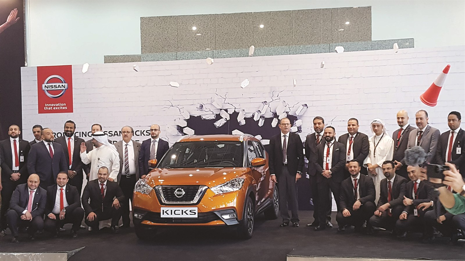 فريق عمل البابطين بجانب النجمة الرائعة