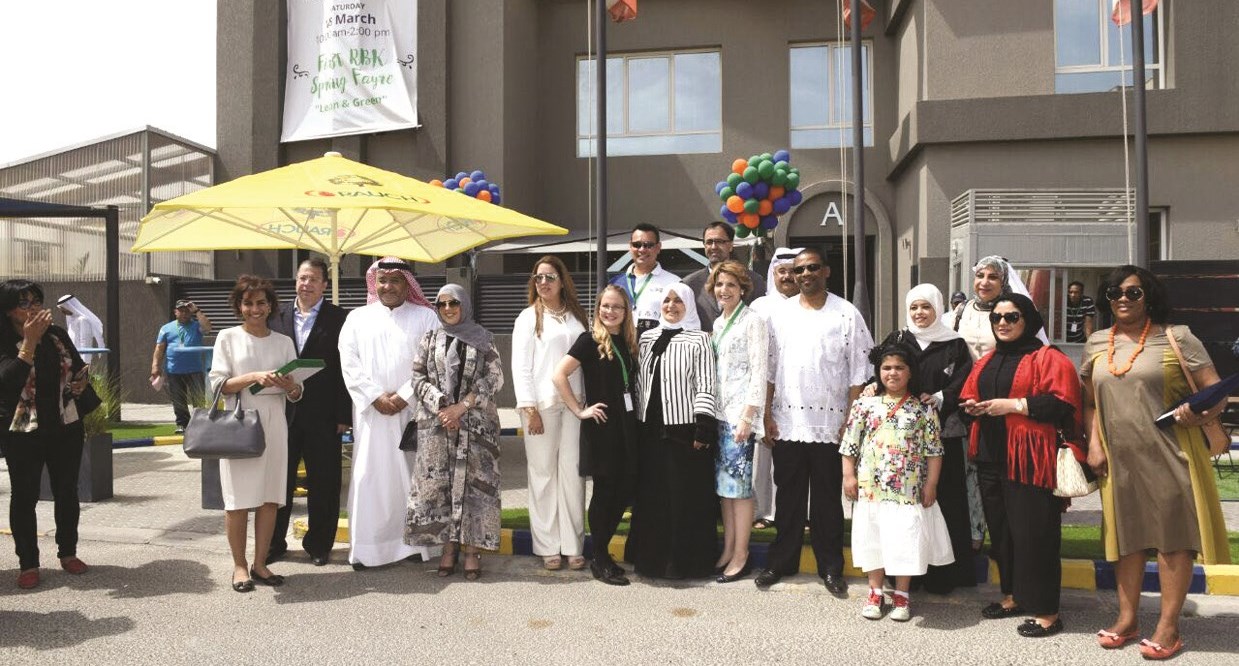 الوزيرة الصبيح تتوسط حنان المطوع ومعلمات حضانة الملكية البريطانية وأولياء أمور في صورة جماعية