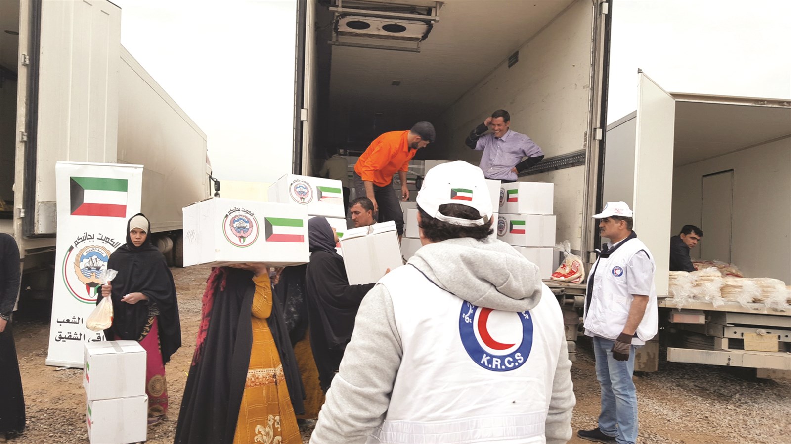 توزيع الخبز والمساعدات الغذائية والصحية على النازحين