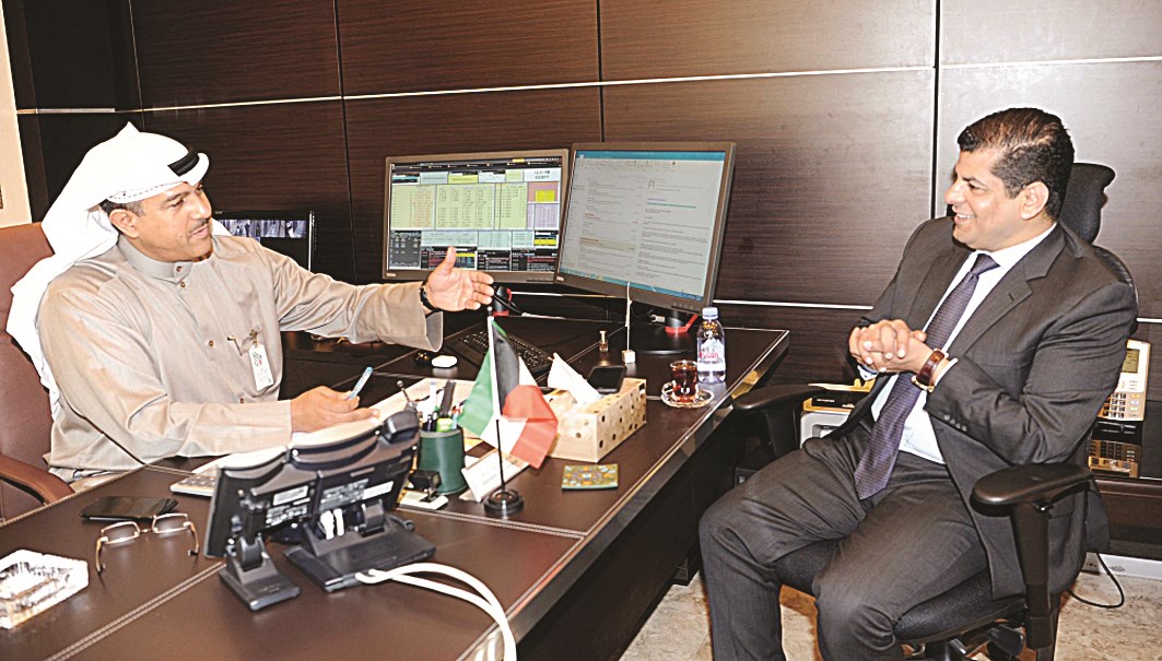 الرشود متحدّثاً للزميل رضا السناري (تصوير طارق عزالدين)