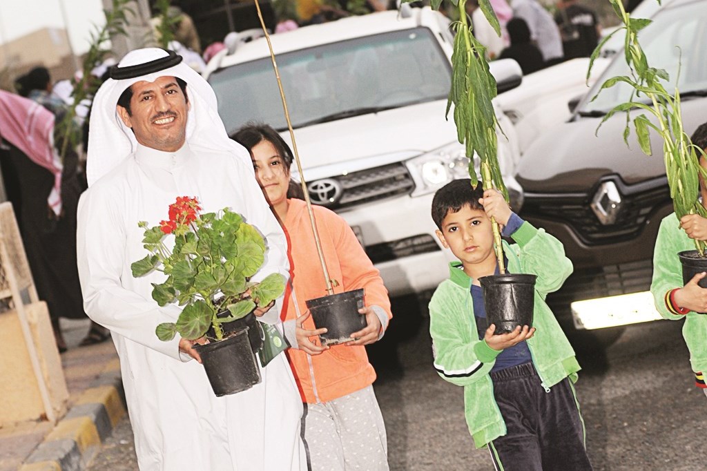 أسرة تحمل نصيبها من الشتلات