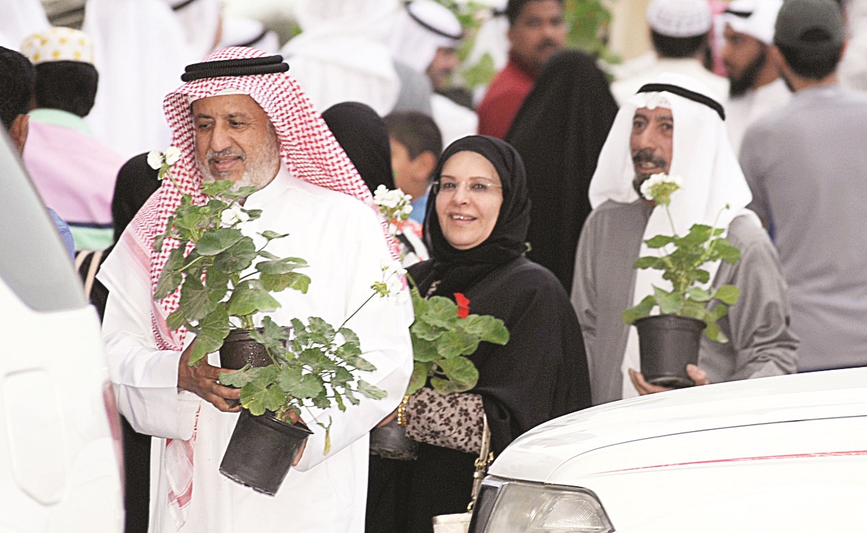 بعض الأهالي مع الشتلات  (تصوير كرم ذياب)