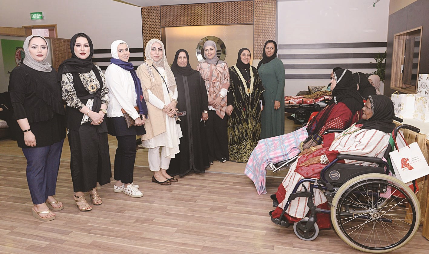 u0639u0636u0648u0627u062a u0627u0644u0644u062cu0646u0629 u0645u0639 u0628u0639u0636 u0627u0644u0645u0633u0646u0627u062a  (u062au0635u0648u064au0631 u0632u0643u0631u064au0627 u0639u0637u064au0629)