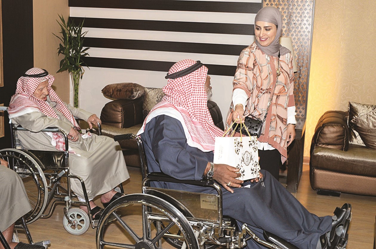 توزيع الهدايا على المسنين