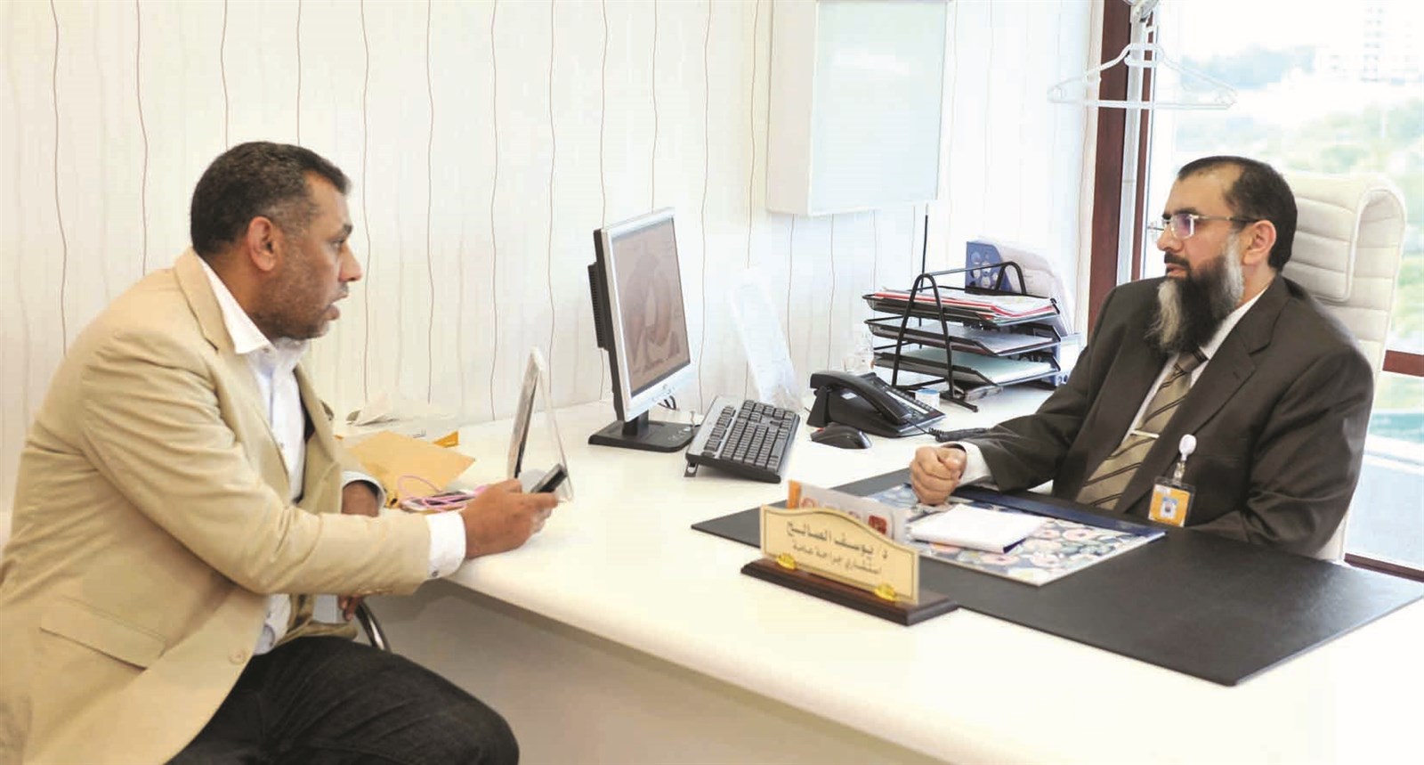 الصالح متحدثاً إلى الزميل عمر العلاس   (تصوير سعد هنداوي)