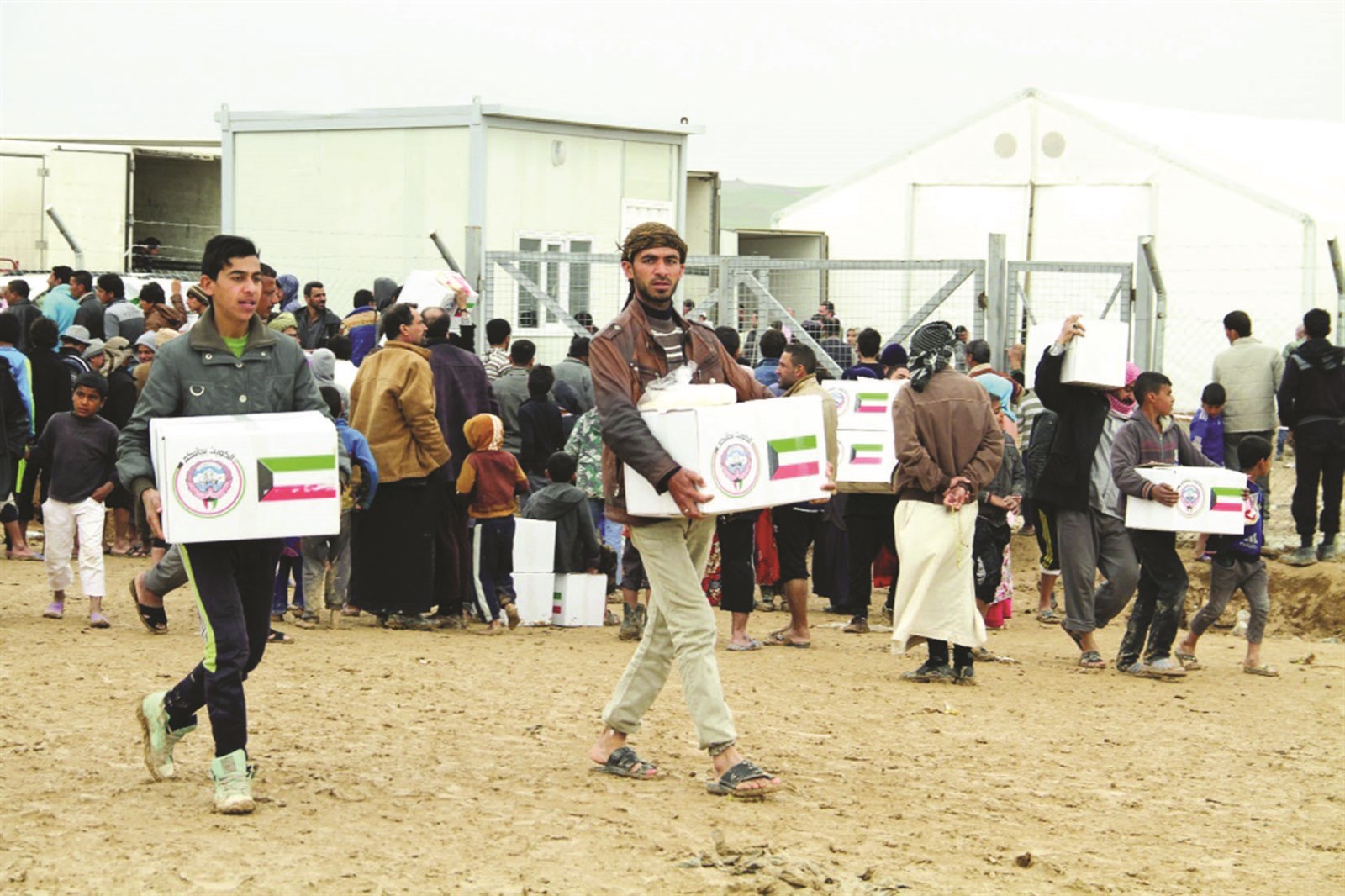 جانب من توزيع المساعدات الكويتية على النازحين العراقيين