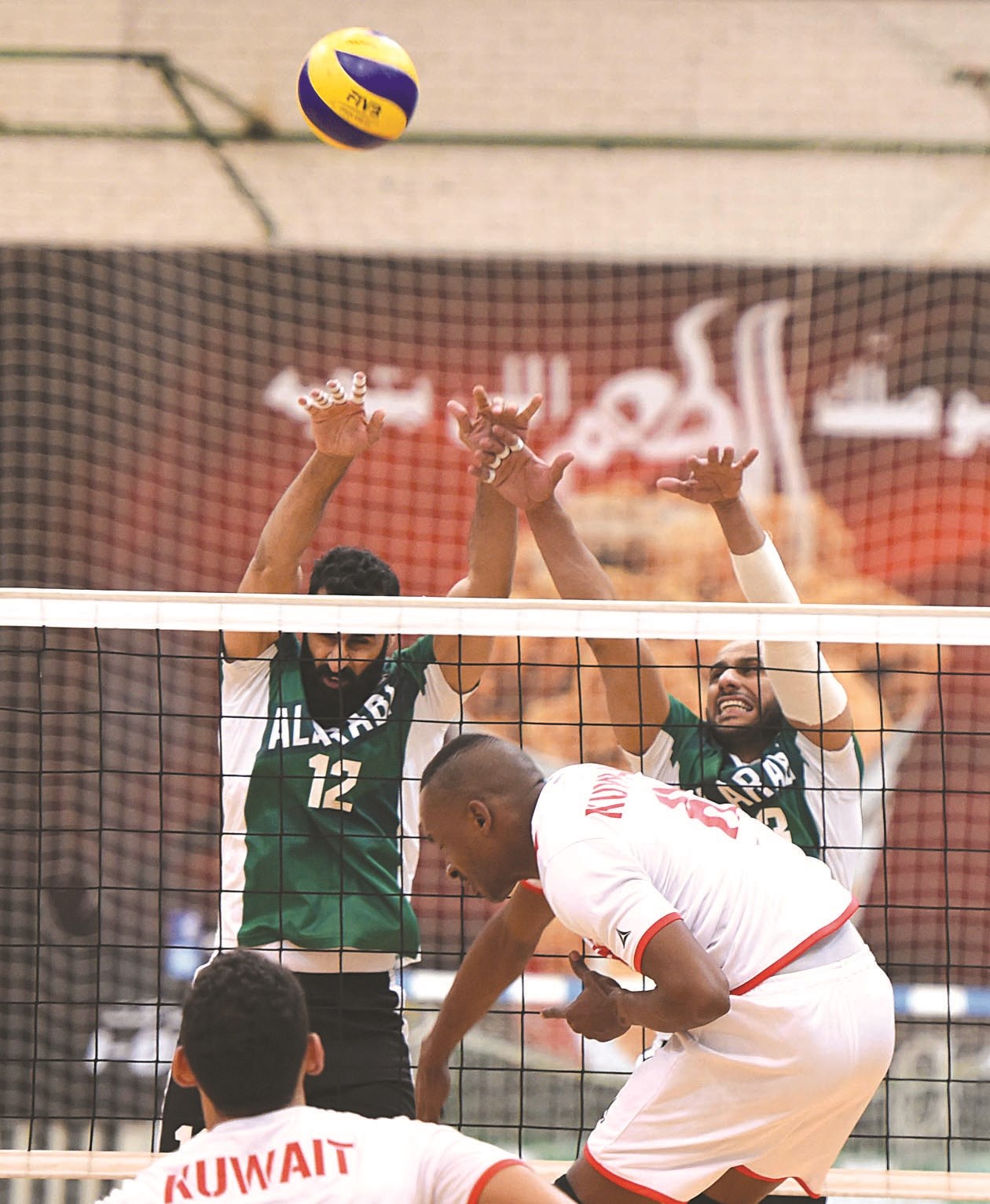 u0636u0631u0628u0629 u0633u0627u062du0642u0629 u0645u0646 u0633u0644u0637u0627u0646 u062eu0644u0641 u0644u0627u0639u0628 u00abu0627u0644u0643u0648u064au062au00bb u0623u0645u0627u0645 u0627u0644u0639u0631u0628u064a u0641u064a u0627u0644u062fu0648u0631u064a