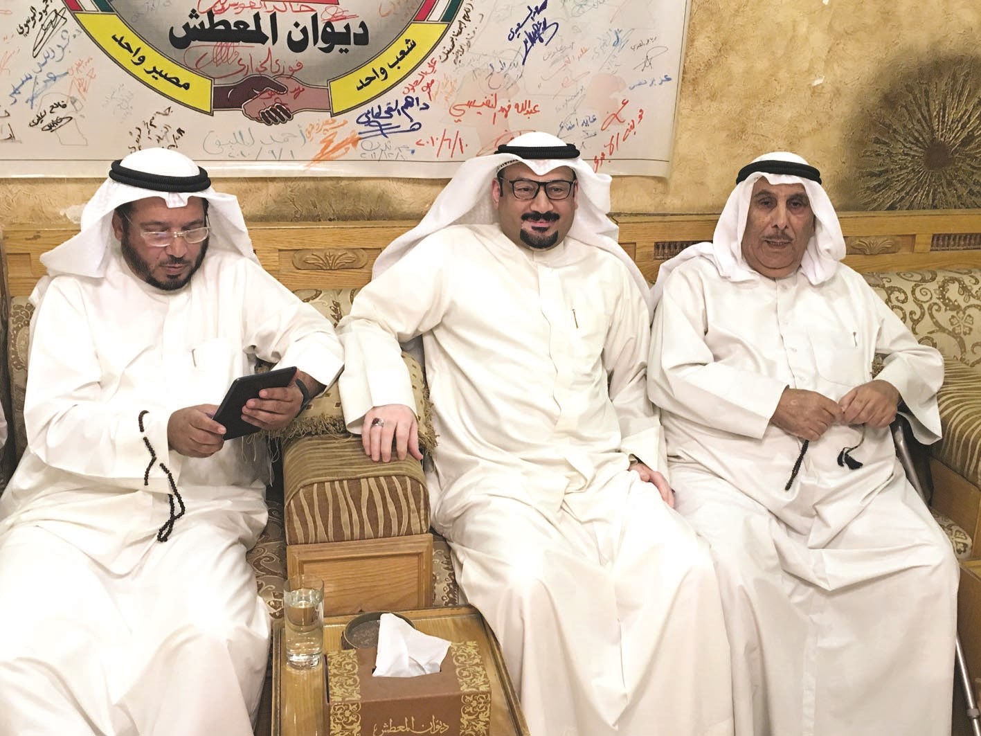 الزميل ناصر الفرحان متوسطاً المتروك والمعتوق