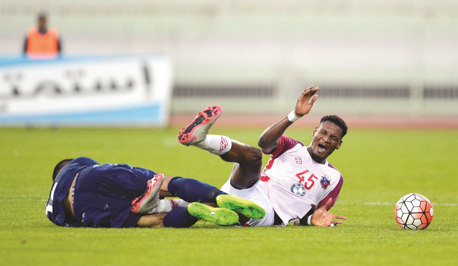 u062cu0645u0639u0629 u0633u0639u064au062f u0644u0627u0639u0628 u00abu0627u0644u0643u0648u064au062au00bb u0645u062au0623u0644u0645u0627u064b u062eu0644u0627u0644 u0627u0644u0645u0628u0627u0631u0627u0629 u0623u0645u0627u0645 u0627u0644u064au0631u0645u0648u0643b(u0627u0644u0623u0632u0631u0642 u062fu0648u062a u0643u0648u0645)