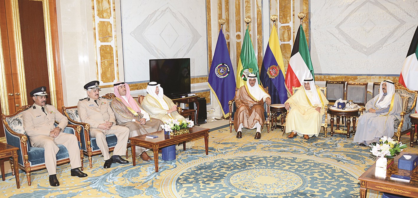 سموه مستقبلاً الجراح والحمود وسليمان الفهد ومبارك سالم العلي ومنصور العوضي وسالم النواف