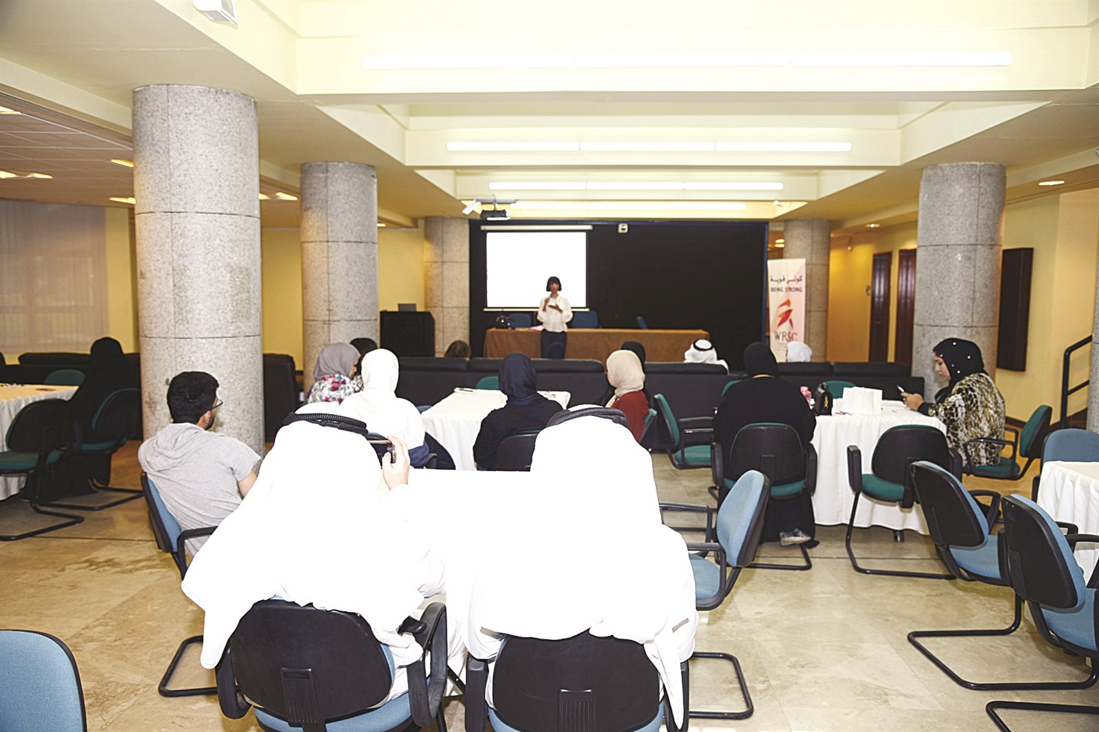 جانب من الحضور في الحلقة الحوارية