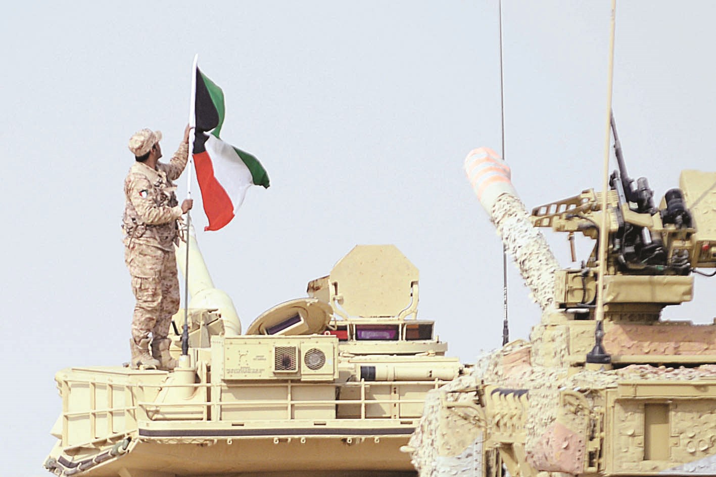 رفع العلم الكويتي على الدبابة