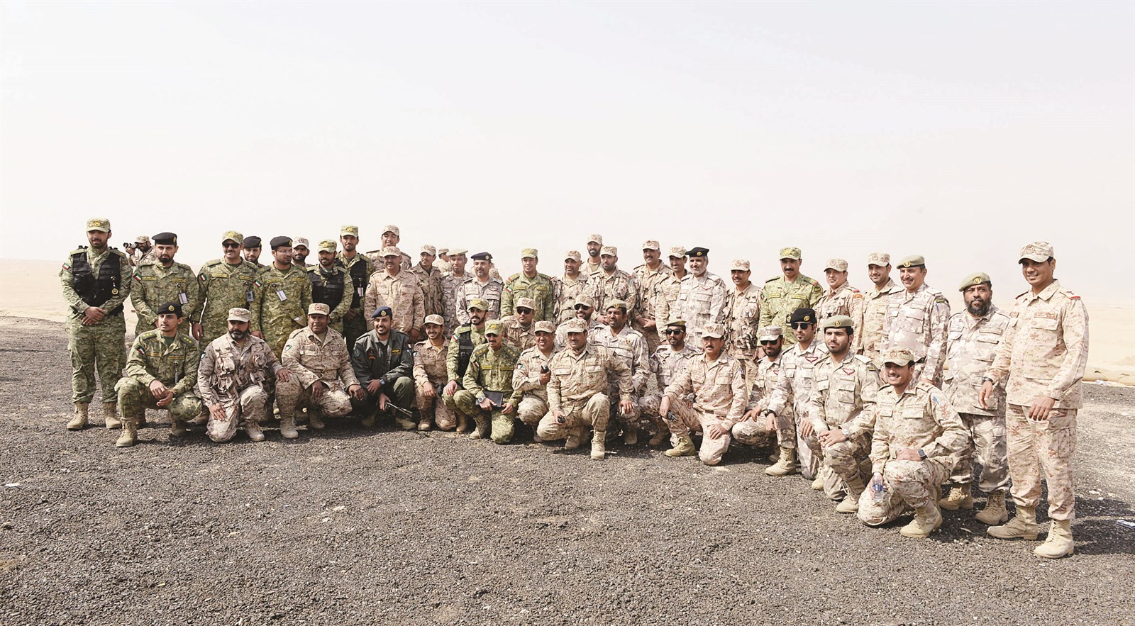 لقطة جماعية للقادة العسكريين مع بعض المشاركين في التمرين