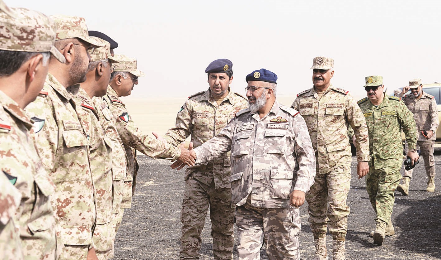 رئيس الأركان القطري يصافح عناصر الجيش الكويتي