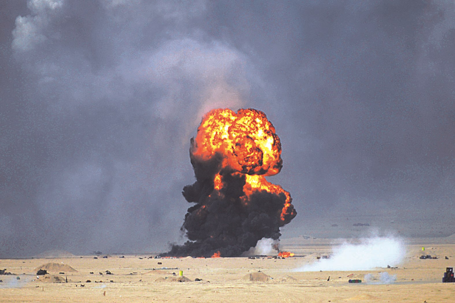 النار في وجه المعتدين (تصوير زكريا عطية)