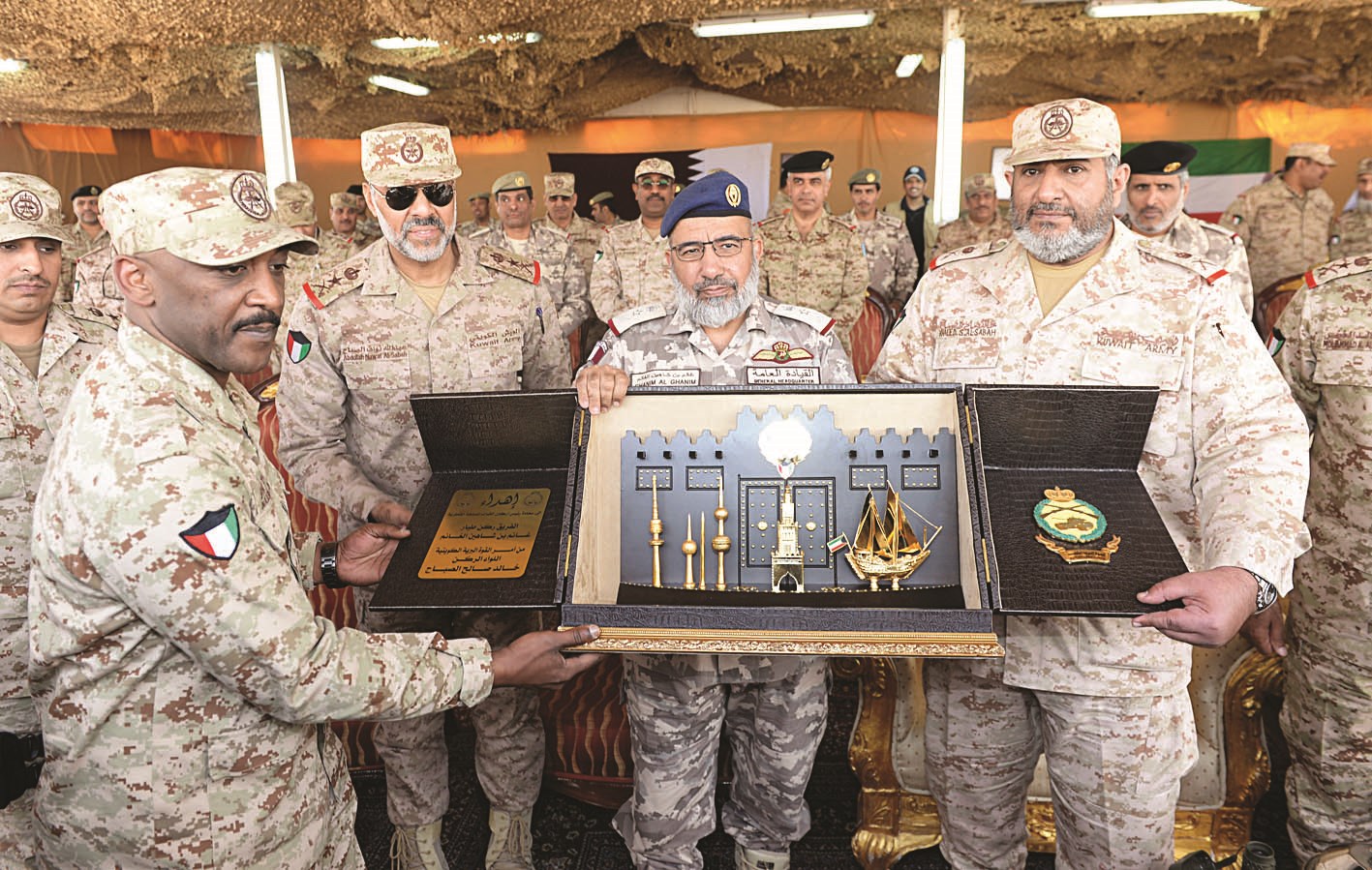 عبدالله النواف وخالد الصباح يقدمان هدية لغانم الغانم