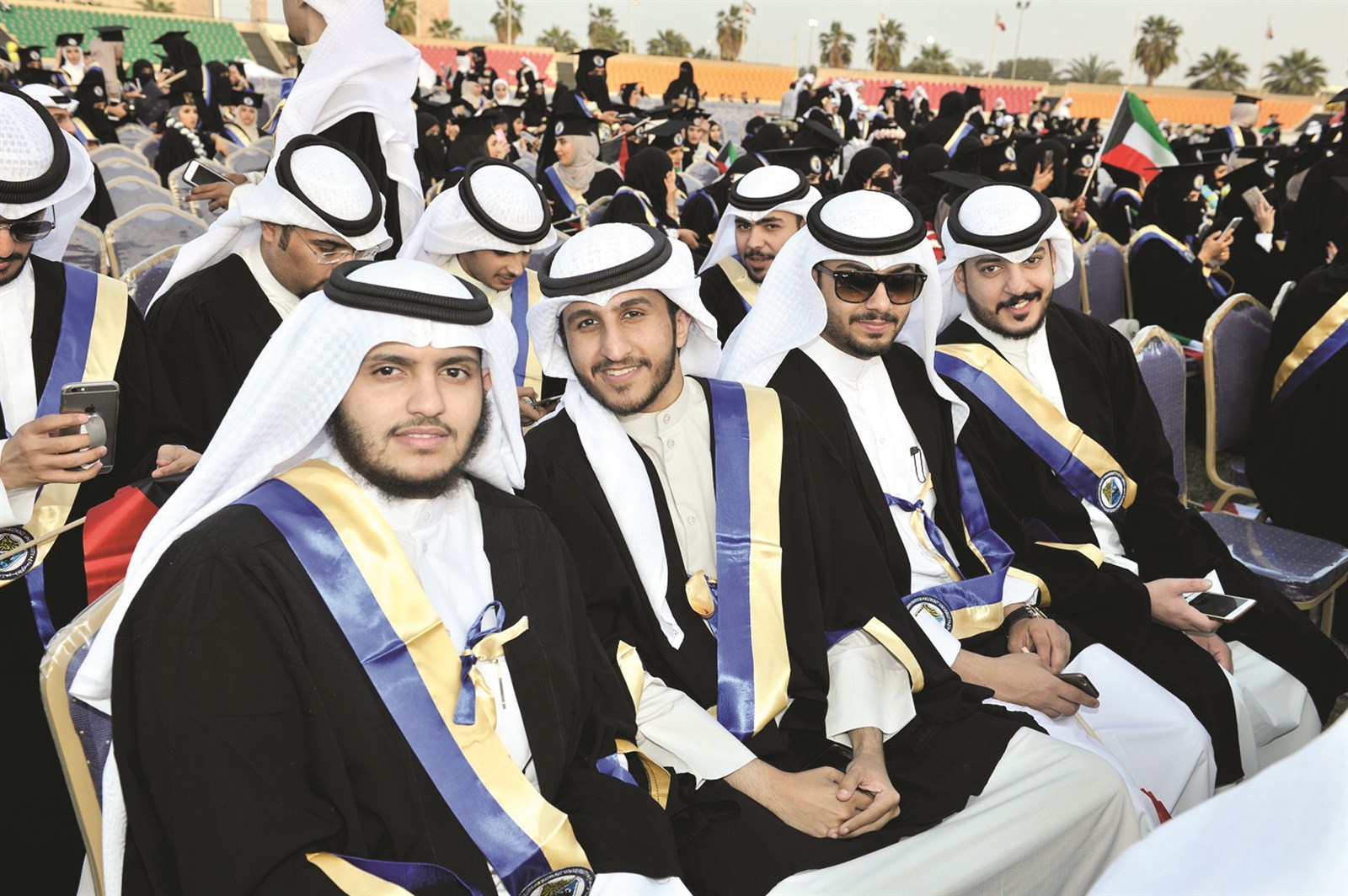 خريجون فرحون بقطاف ثمار جهودهم