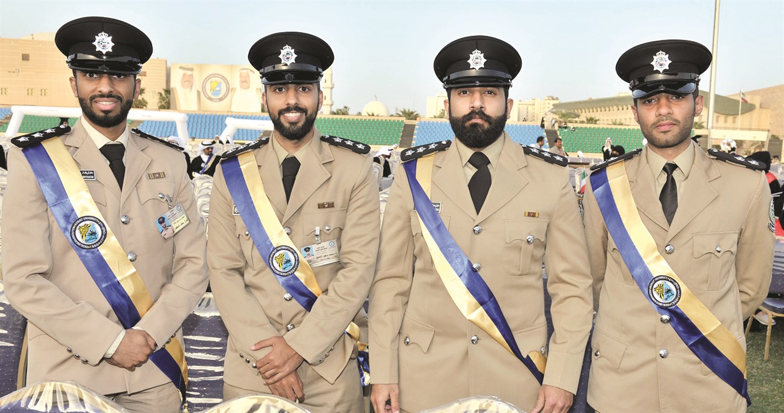 ضباط خريجون