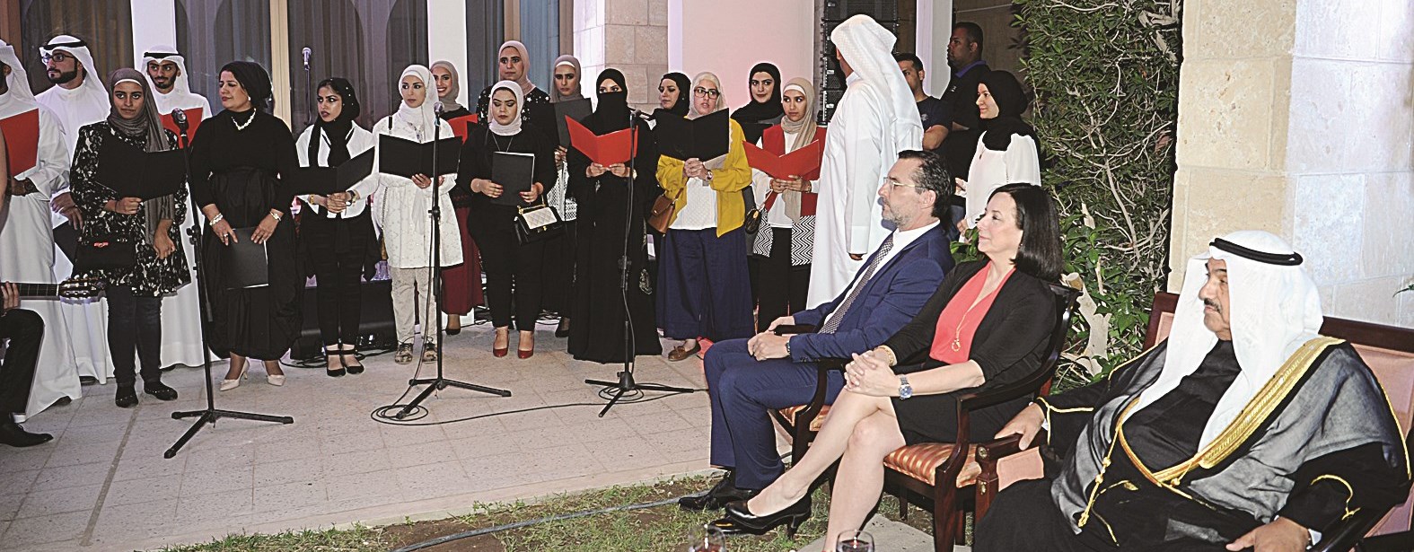 المحمد والسفيران الكندي والبلجيكي يستمعون لغناء طلبة كويتيين في الحفل باللغة الفرنسية