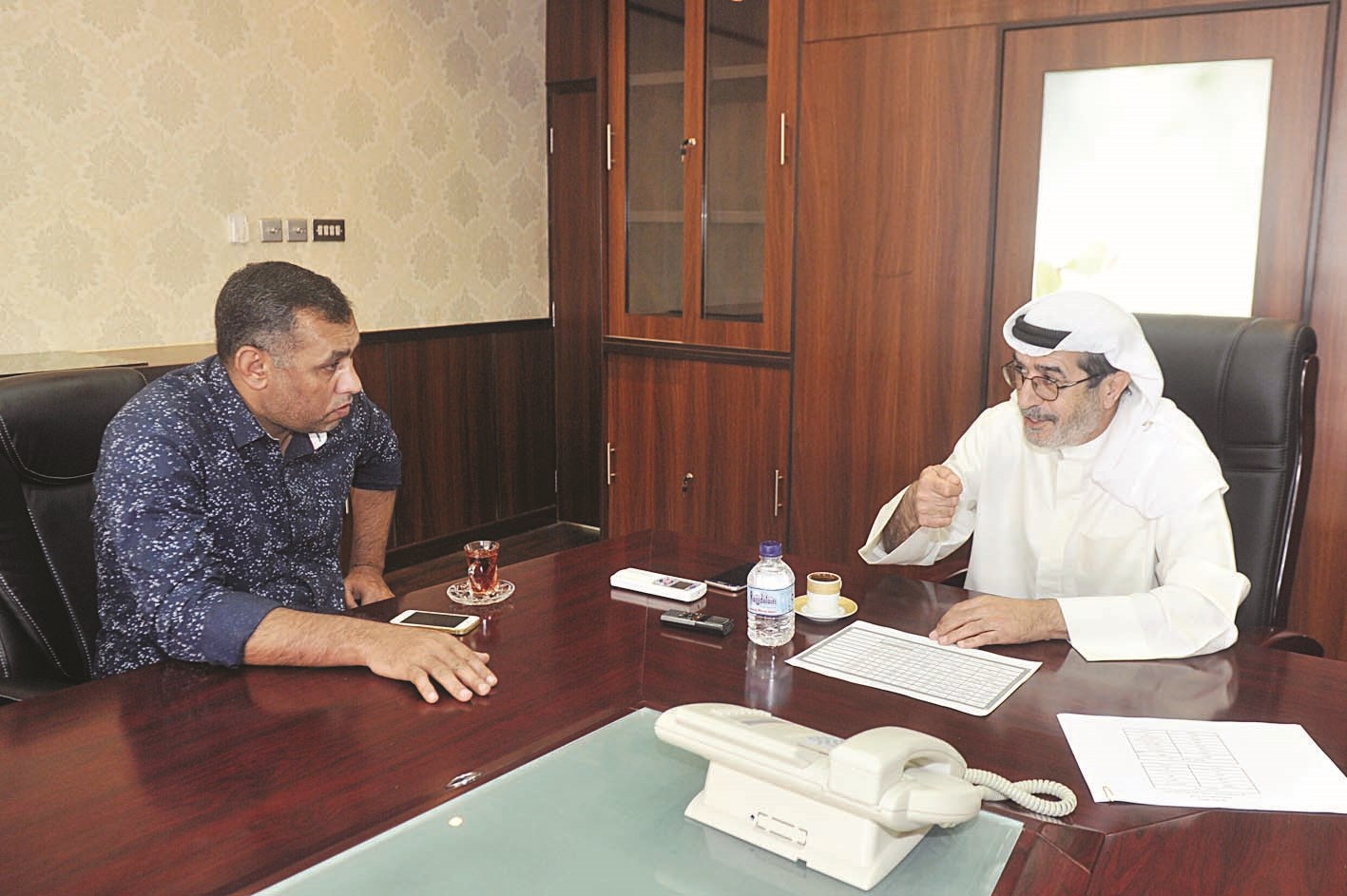 الفودري متحدثاً للزميل عمر العلاس (تصوير نور هنداوي)