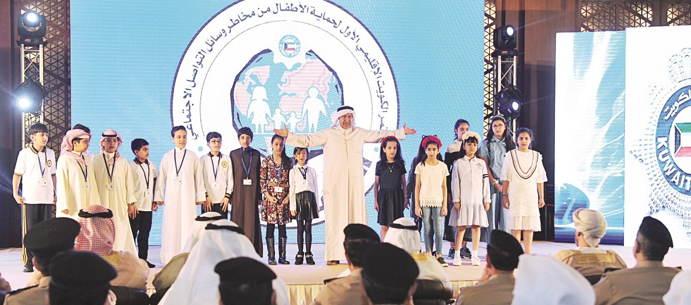 جاسم النبهان مع الأطفال خلال الأوبريت  (تصوير سعد هنداوي)