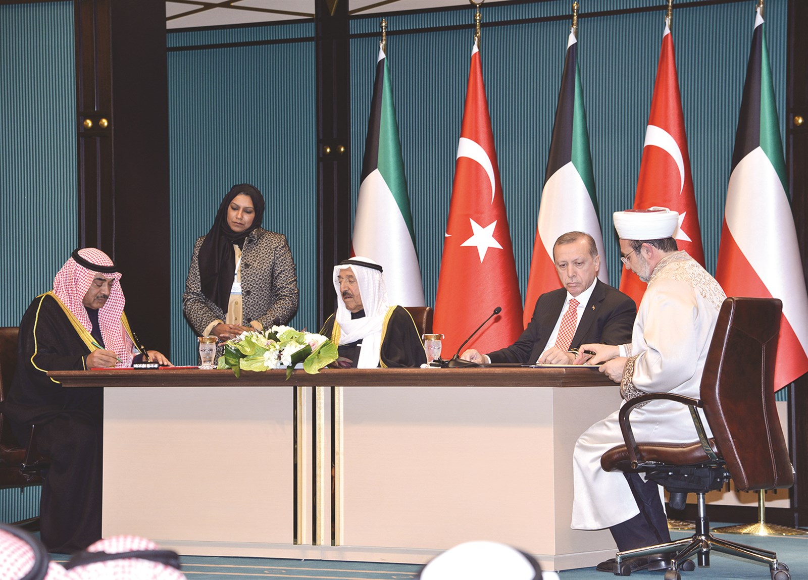 توقيع اتفاقية التعاون الديني يوقعها صباح الخالد بحضور سمو الأمير وأردوغان