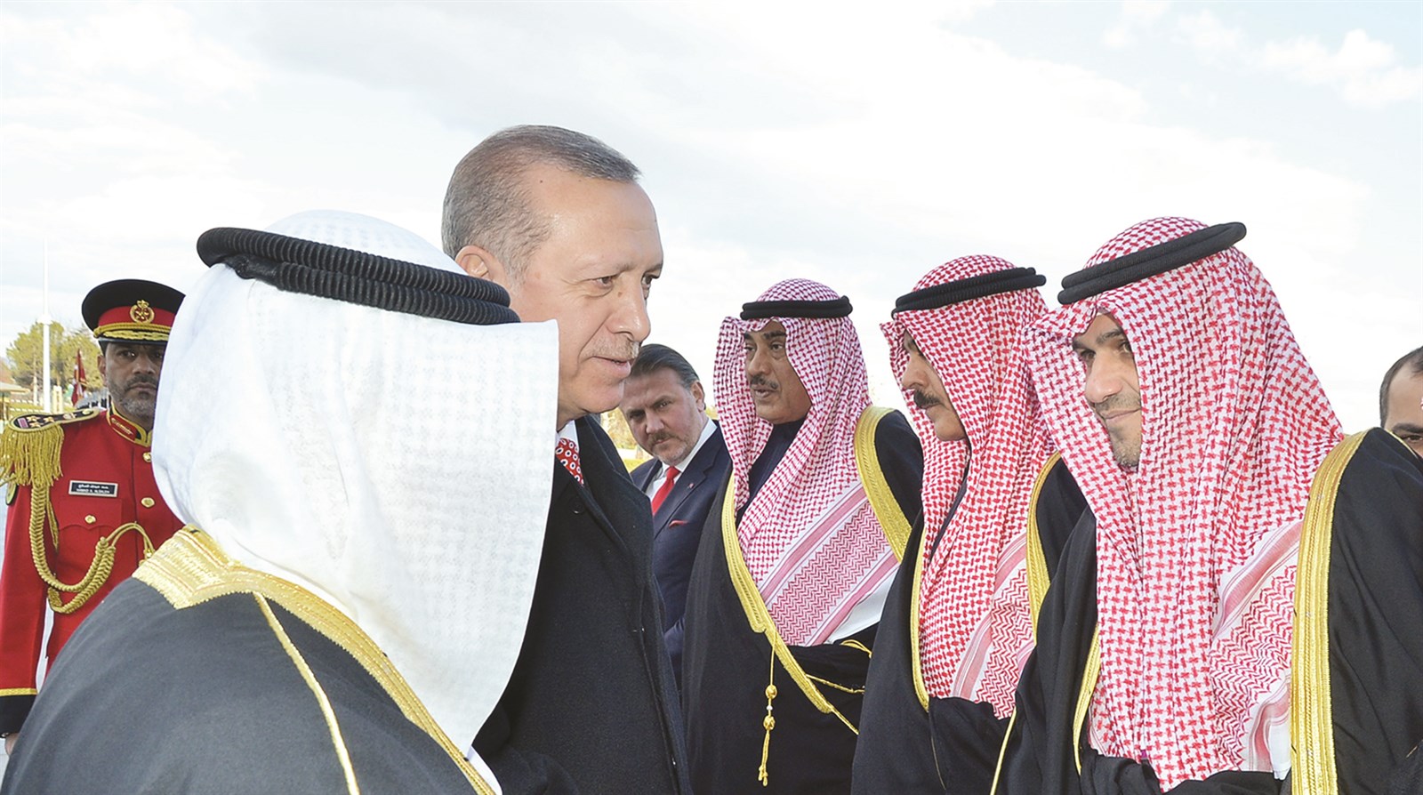 أردوغان يصافح الوفد الرسمي المرافق لسمو الأمير