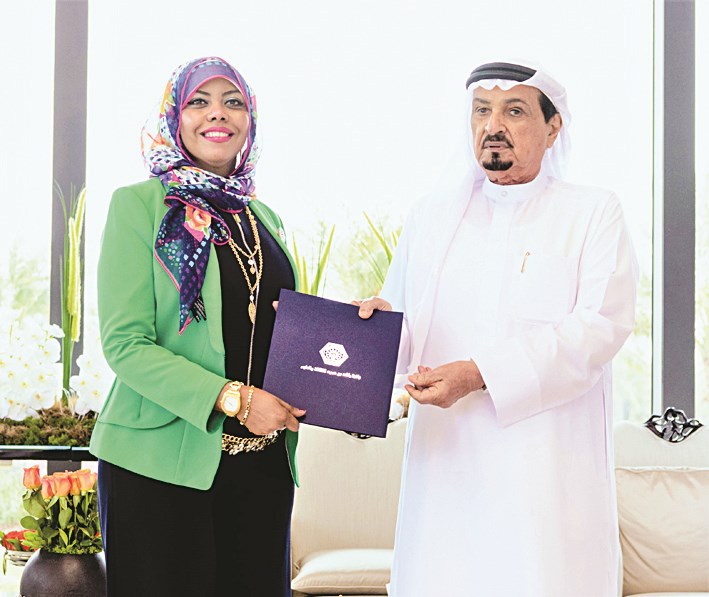 حميد بن راشد يكرم أمل الرندي ويسلمها الجائزة