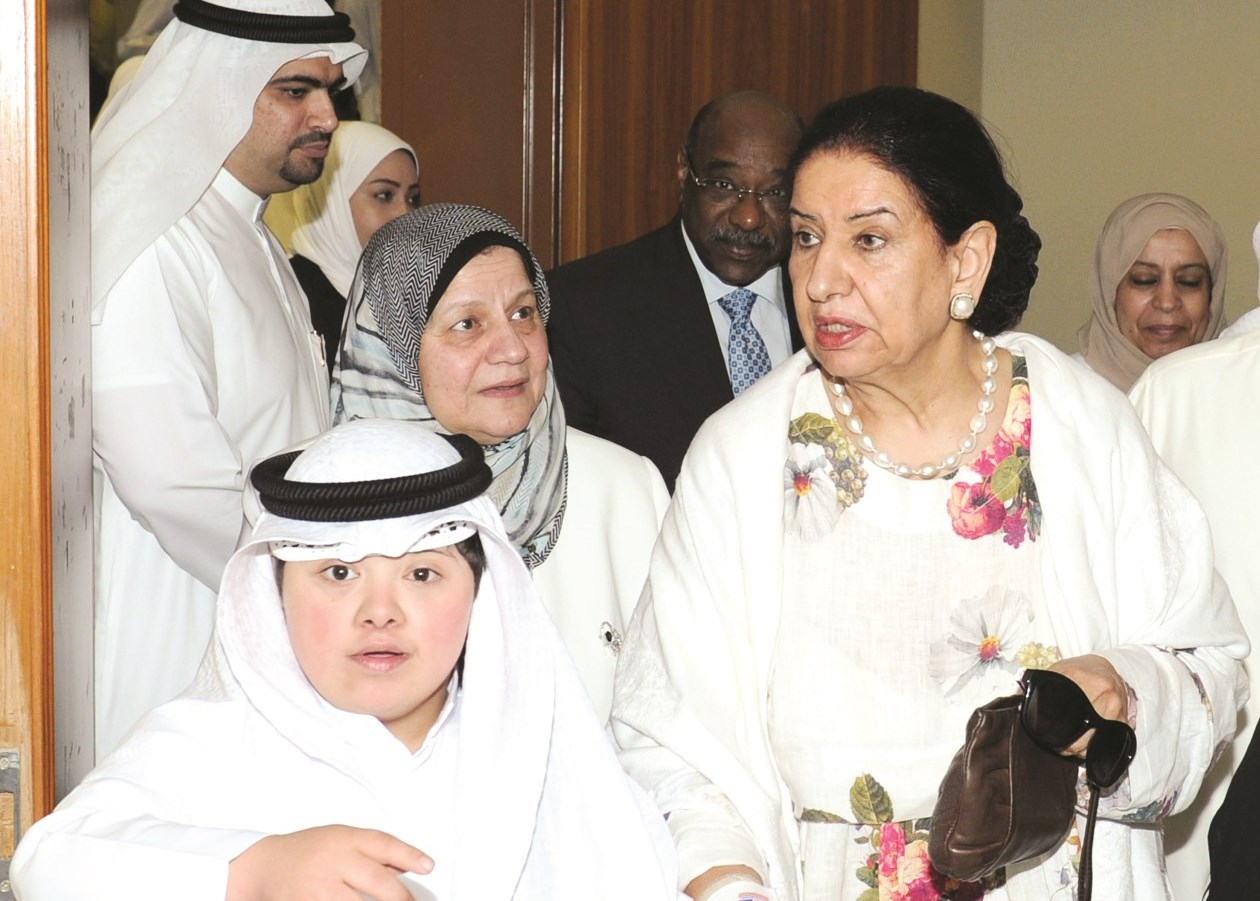 شيخة العبدالله مصطحبة أحد الأطفال