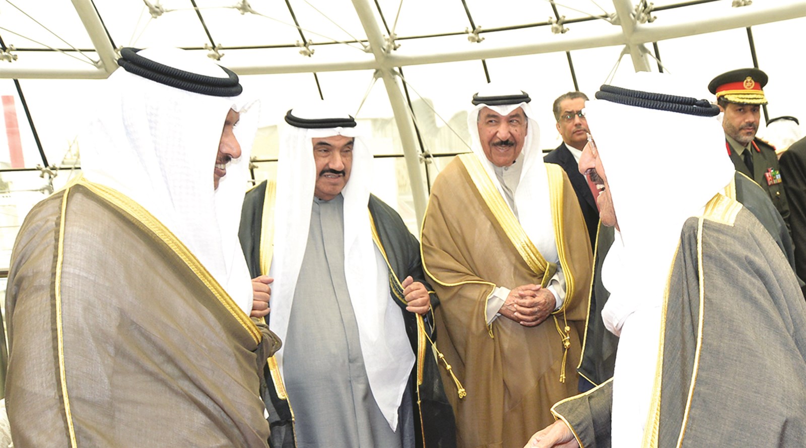 صاحب السمو وفي استقباله جابر العبدالله وناصر المحمد وجابر المبارك