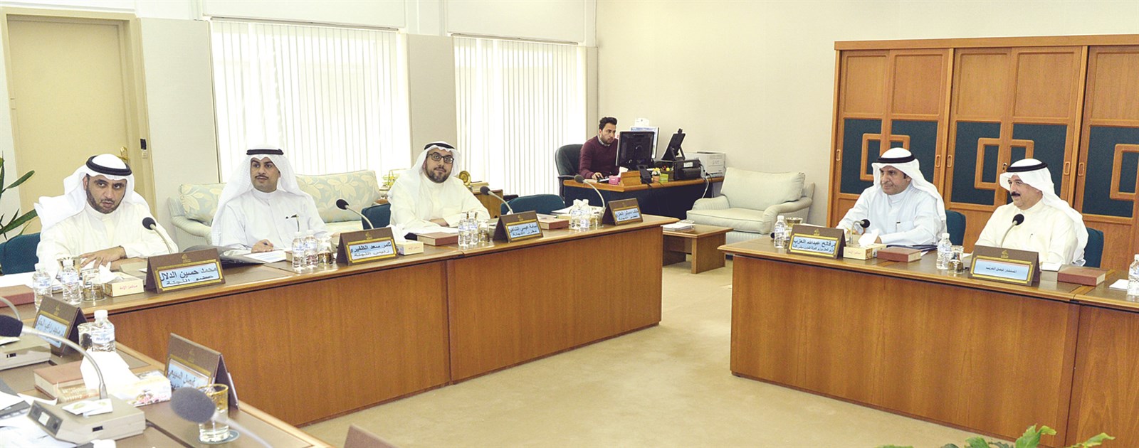 u062cu0627u0646u0628 u0645u0646 u0627u062cu062au0645u0627u0639 u0627u0644u0644u062cu0646u0629 (u062au0635u0648u064au0631 u0646u0627u064au0641 u0627u0644u0639u0642u0644u0629)