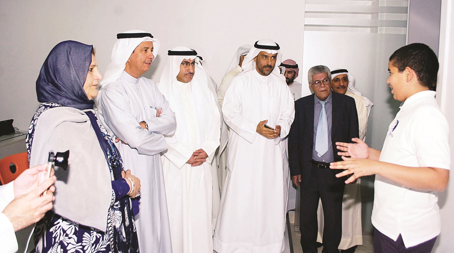 ... ويستمع إلى شرح